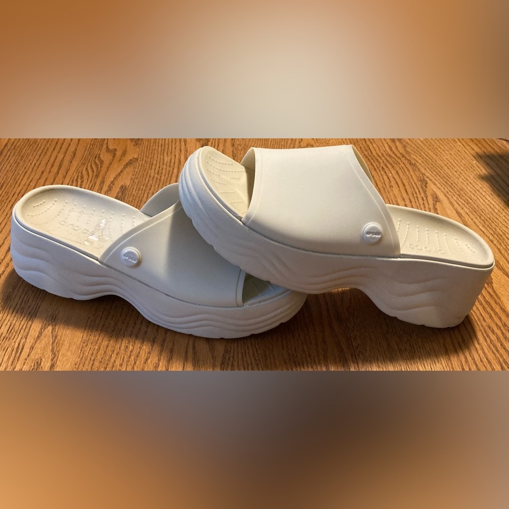 Crocs Cream Platform Slide Sandals Size 9